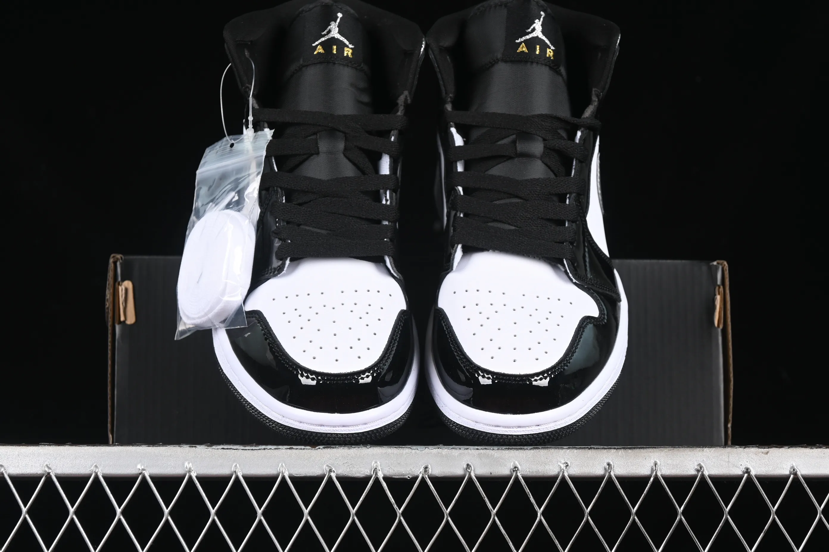 All categories Air Jordan Jordan series basketball shoes Air Jordan 1 Mid Air Jordan 1 Mid AJ1 Joe 1 white, black and silver color Zhongbang basketball shoes HV0789-010